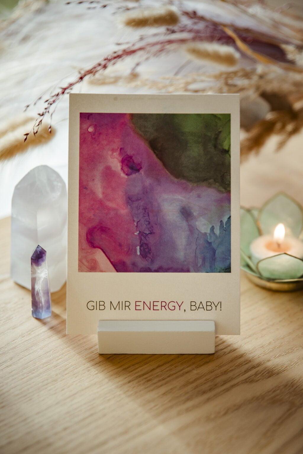 In meiner Arbeit als Hypnosetherapeutin habe ich gelernt, dass jedes kleinste Detail wichtig ist, um eine Atmosphäre zu schaffen, die das Unterbewusstsein anspricht. Aus diesem Grund habe ich mich entschieden, selbst hypnotische Designs zu entwerfen, die ästhetisch ansprechen und eine tiefere psychologische Wirkung haben. Die hypnotische Erfahrung und ihre Wirkung wird hierdurch verstärkt. Somit werden dir tiefgreifende Veränderungen ermöglicht. Jedes Design mit seinen verschiedenen Formen und Farben hat eine einzigartige psychologische Wirkung. Durch die gezielte Auswahl von Farben und Designs, die harmonisch zusammenwirken, wird dein Unterbewusstsein besonders wirksam angesprochen.